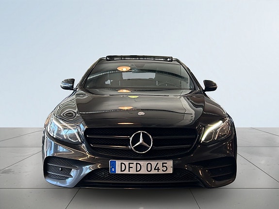 Mercedes-Benz E220 2 of 5