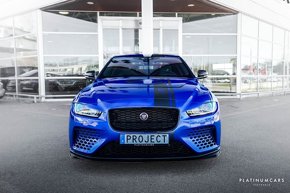 Jaguar XE 3 of 5