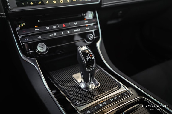 Jaguar XE 11 of 26