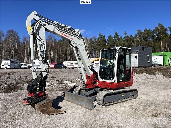 Takeuchi TB370 med redskap (650,000:- ex moms)