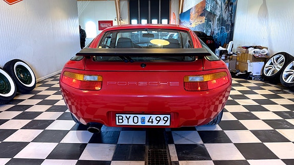 Porsche 928 10 of 24