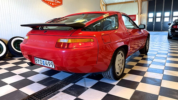 Porsche 928 9 of 24