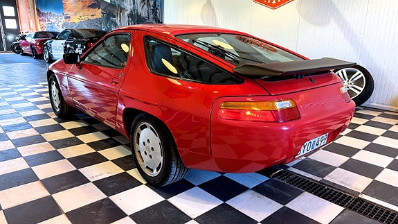 Porsche 928 12 of 24