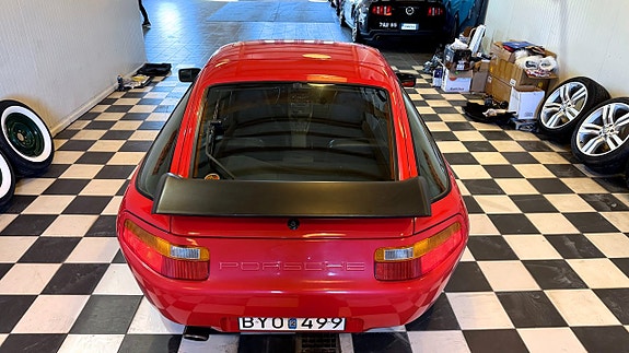 Porsche 928 11 of 24