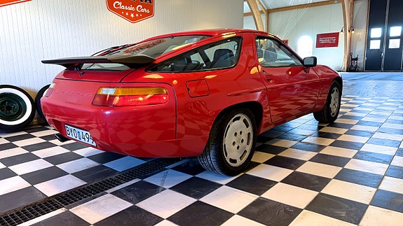 Porsche 928 8 of 24
