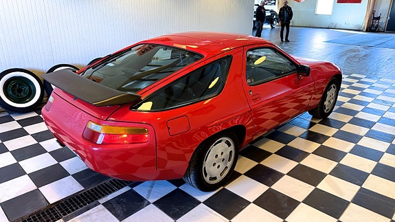 Porsche 928 7 of 24