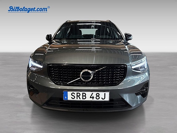 Volvo XC40 2 of 5