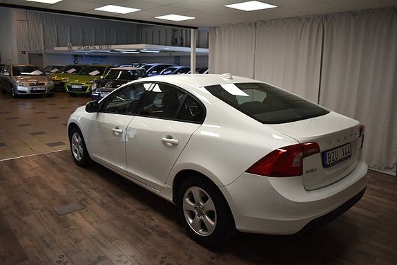 Volvo S60 4 of 5