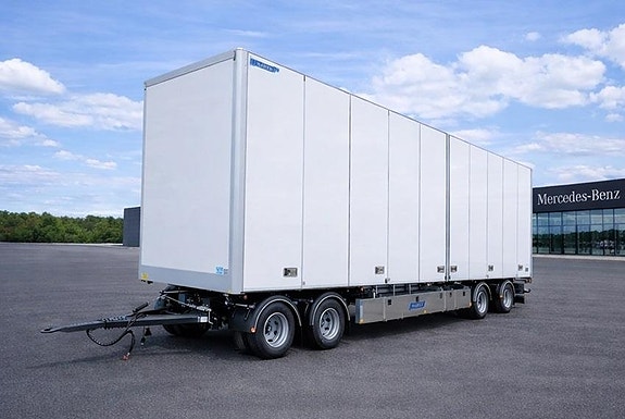 Närko 4-axlad skåpvagn med bommar