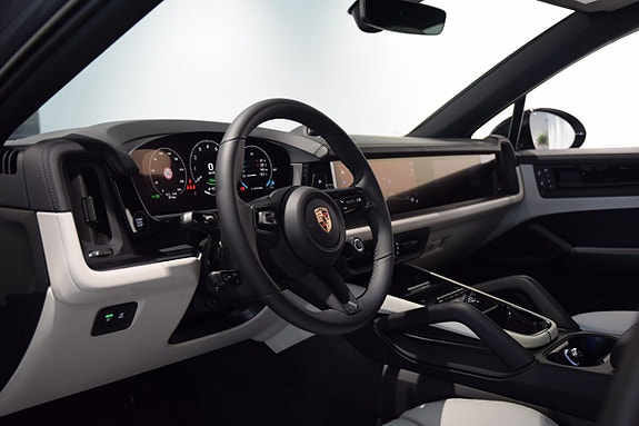 Porsche Cayenne 3 of 5