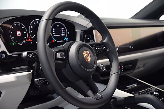 Porsche Cayenne 4 of 5