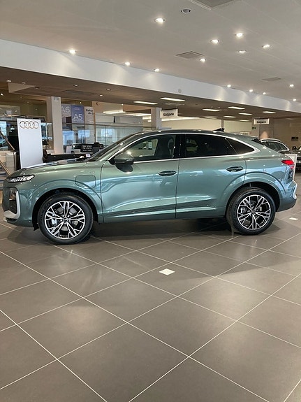Audi Q3 2 of 5