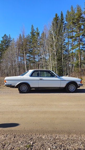 Mercedes-Benz 230 2 of 5
