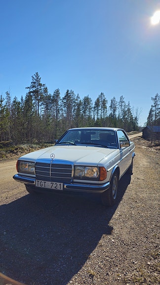 Mercedes-Benz 230 3 of 5