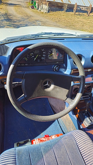 Mercedes-Benz 230 CE 6 of 8