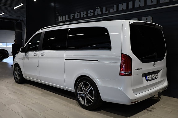 Mercedes-Benz V250 4 of 5