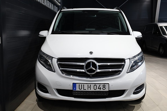 Mercedes-Benz V250 2 of 5