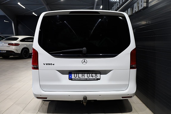 Mercedes-Benz V250 5 of 5