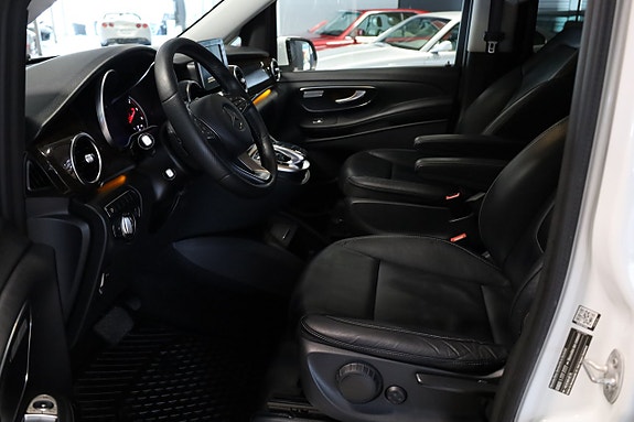 Mercedes-Benz V250 9 of 20