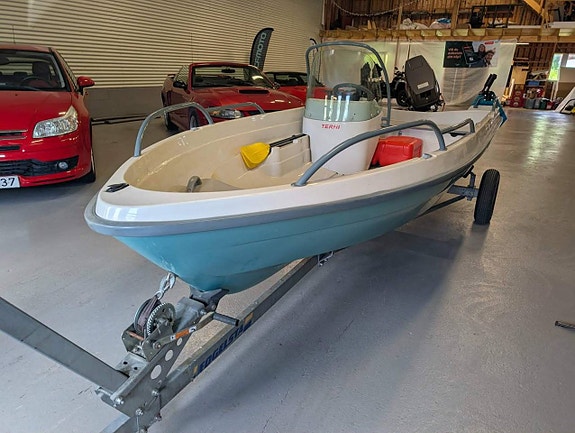 Terhi Sea Fun med 25 hästars Tohatsu 2 taktare