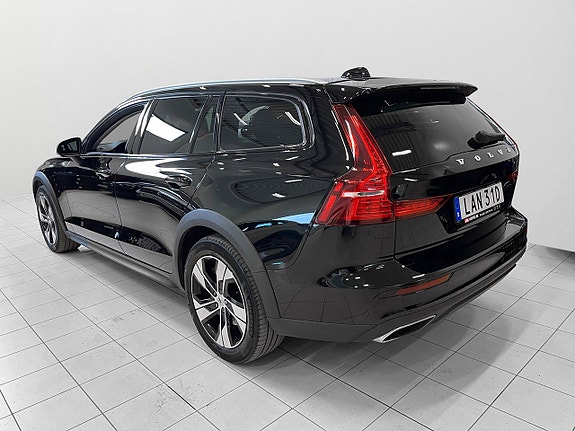 Volvo V60 Cross Country 7 of 26