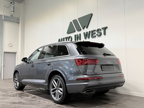 Audi Q7 4 of 5