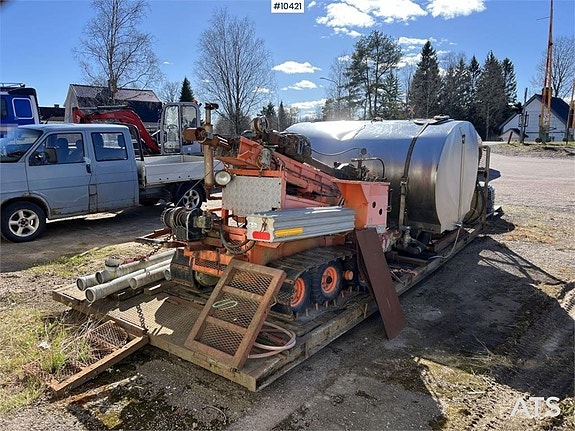 Maskinflak med utrustning för spolning / tryckning av brunna