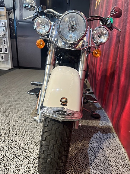 Harley-Davidson FLSTN DELUXE 3 of 13