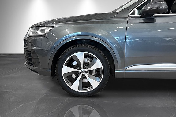 Audi Q7 2 of 5