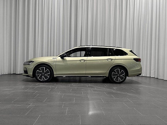 Skoda Superb 2 of 5