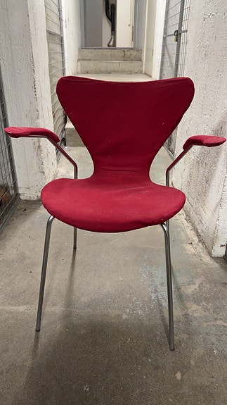 Fritz Hansen Arne Jacobsen stol med armstöd röd klädsel metallben