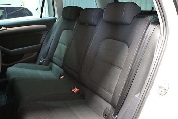 Volkswagen Passat 13 of 20