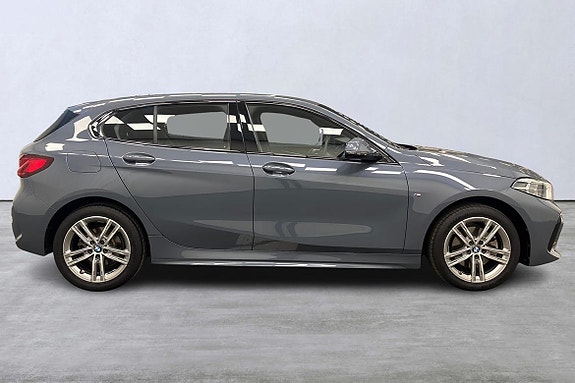 BMW 118i 3 of 5