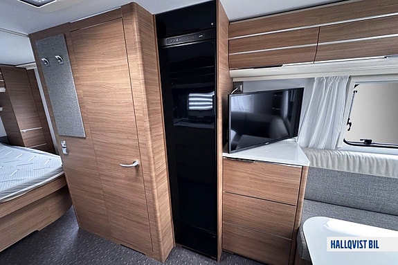 Adria Adora 593 UP Ac Queenbed 8 of 15
