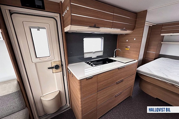 Adria Adora 593 UP Ac Queenbed 7 of 15