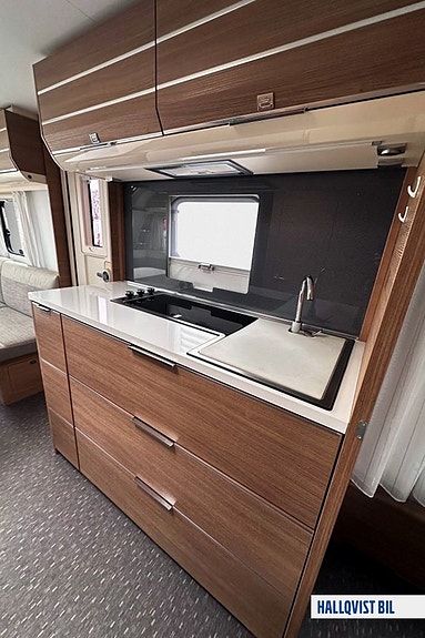 Adria Adora 593 UP Ac Queenbed 12 of 15