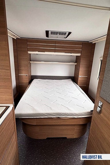 Adria Adora 593 UP Ac Queenbed 6 of 15