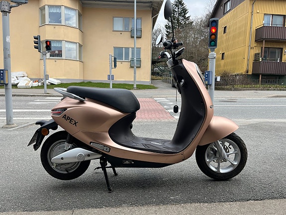 YADEA Apex Klass 1, elmoped, körs med AM-kort 3 of 10