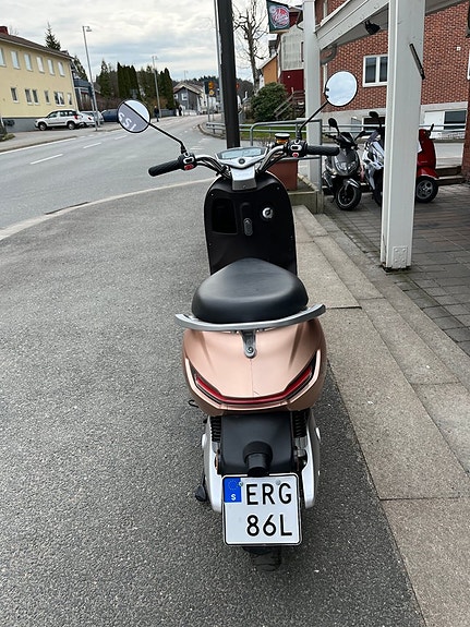 YADEA Apex Klass 1, elmoped, körs med AM-kort 8 of 10
