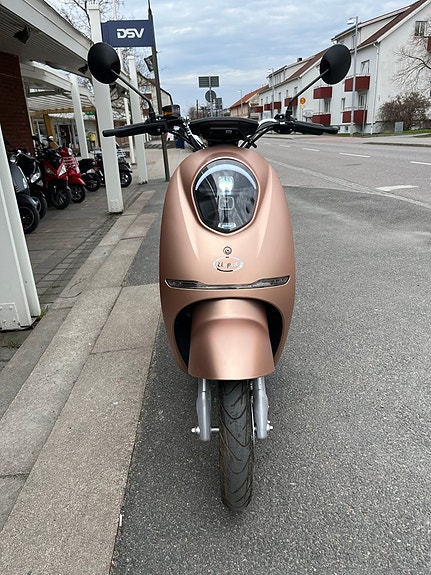 YADEA Apex Klass 1, elmoped, körs med AM-kort 7 of 10