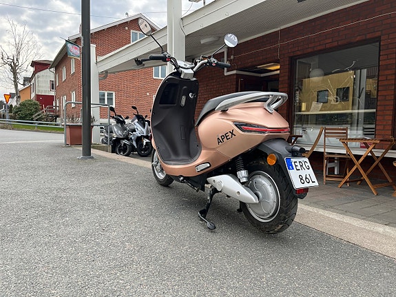 YADEA Apex Klass 1, elmoped, körs med AM-kort 5 of 10