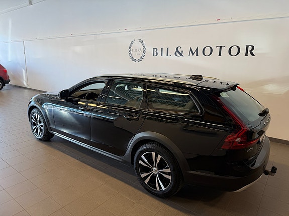 Volvo V90 Cross Country 2 of 5