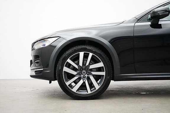 Volvo V90 Cross Country 2 of 5