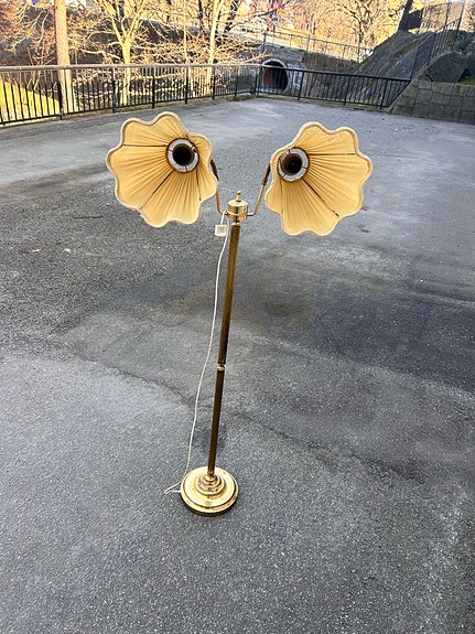 RETRO/ VINTAGE Golvlampa i mässing med dubbla skärmar