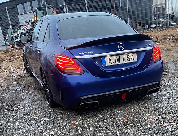 Mercedes-Benz C450 4 of 5