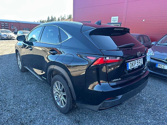 Lexus NX300h 3 of 6