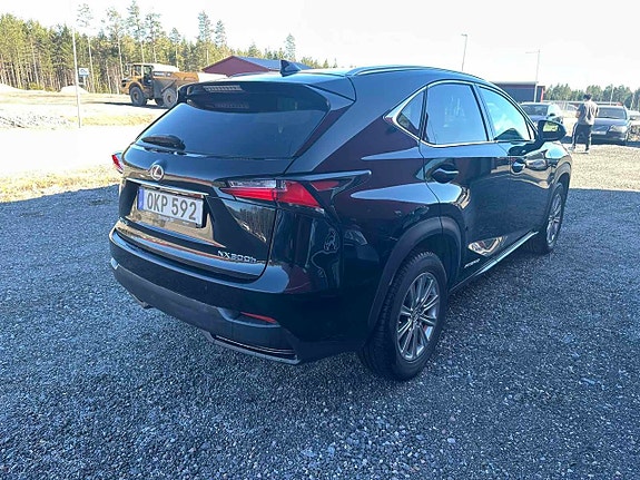 Lexus NX300h 4 of 6