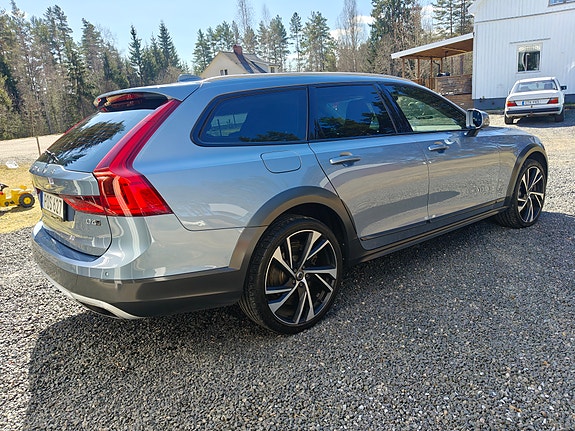 Volvo V90 Cross Country 2 of 5