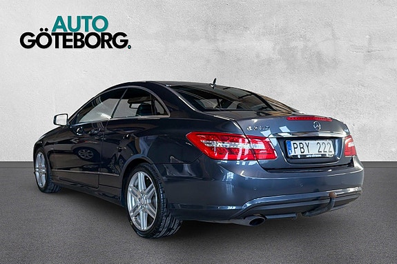 Mercedes-Benz E200 4 of 5