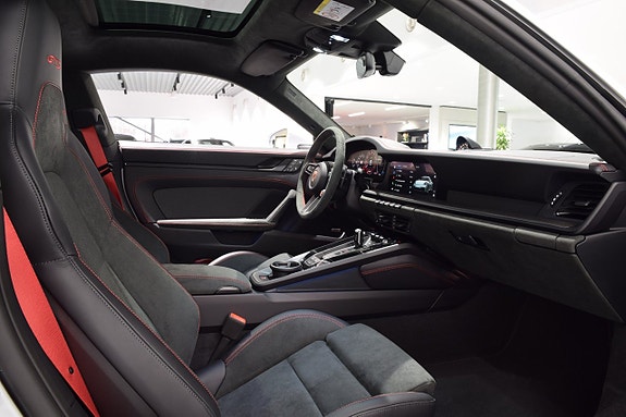 Porsche 911 Carrera 4 GTS 16 of 24